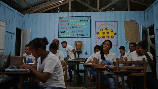 Panel surya di pedalaman Hutan Amazon. (Foto: CARL DE SOUZA / AFP)