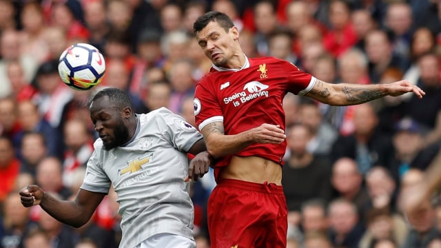 Duel Romelu Lukaku vs Dejan Lovren. (Foto: Phil Noble/Reuters)