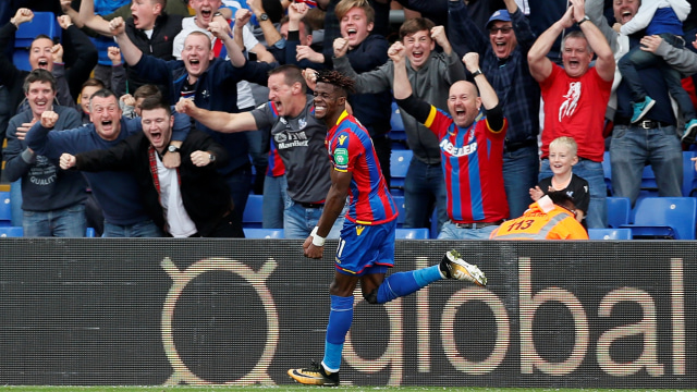 Wilfred Zaha jadi pahlawan Palace. Foto: Reuters/Tony O'Brien