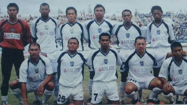 Choirul Huda bersama Persela tahun 2003 (Foto: Twiiter/@PerselaFC)