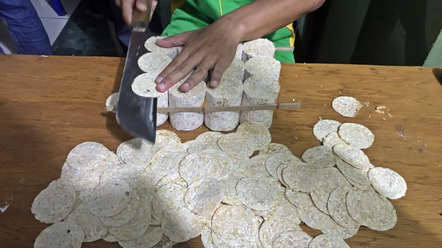 Proses pemotongan tempe di Sanan. (Foto: Stephanie Elia/kumparan)