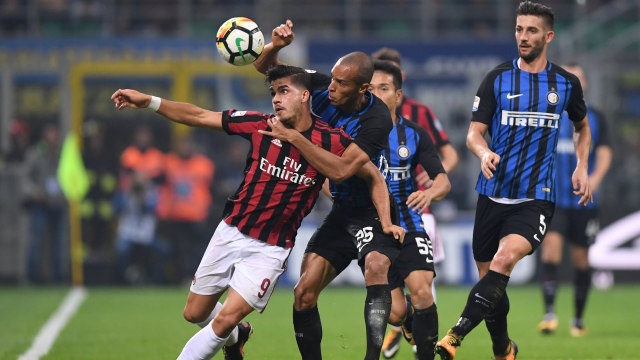 Duel di Derby Milan. (Foto: REUTERS/Alberto Lingria)