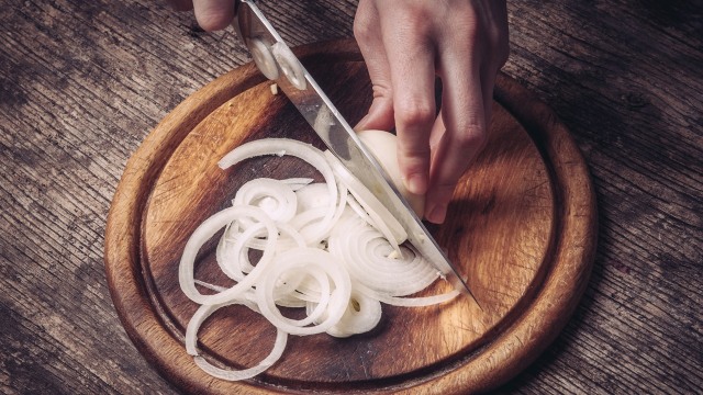 Mengiris bawang bombay. (Foto: Thinkstock)