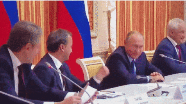 Vladimir Putin saat tertawa (Foto: YouTube LUCKY ALIEN)