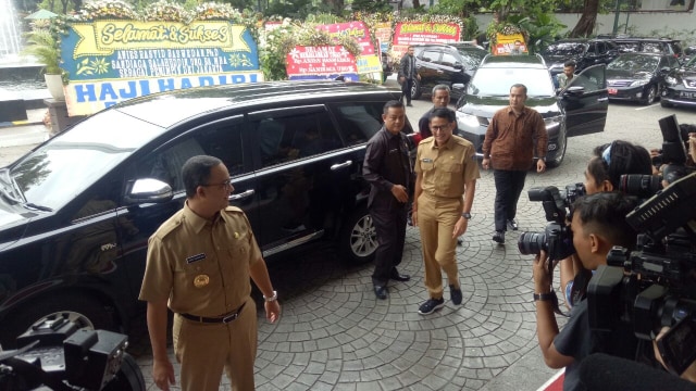 Anies dan Sandi tiba di Balai Kota (Foto: Johanes Hutabarat/kumparan)