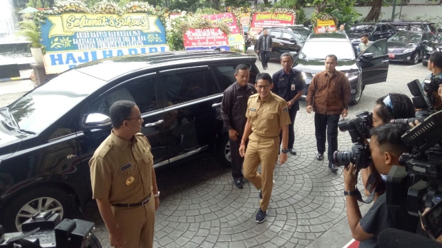 Anies dan Sandi tiba di Balai Kota (Foto: Johanes Hutabarat/kumparan)