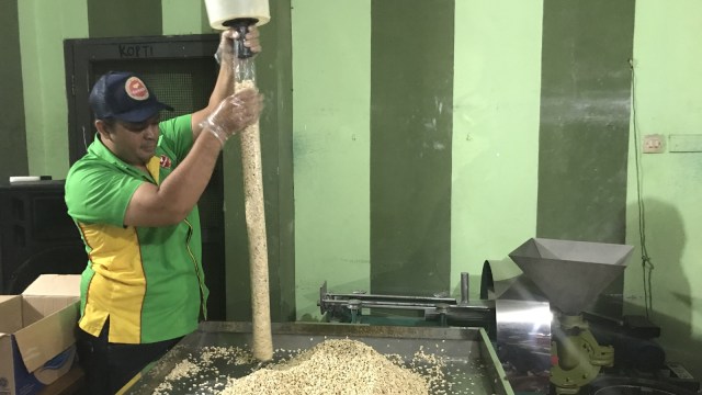 Khusus Tempe Bundar Dimasukkan ke Plastik (Foto: Stephanie Elia/kumparan)