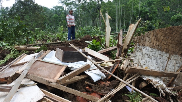 Bencana longsor di Jember (Foto: ANTARA/Seno)