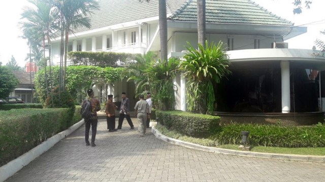 Orang Pemprov DKI kontrol rumah dinas gubernur (Foto: Fadjar Hadi/kumparan)