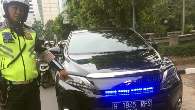 Penindakan mobil yang menggunakan strobo (Foto: Twitter @TMCPoldaMetro)