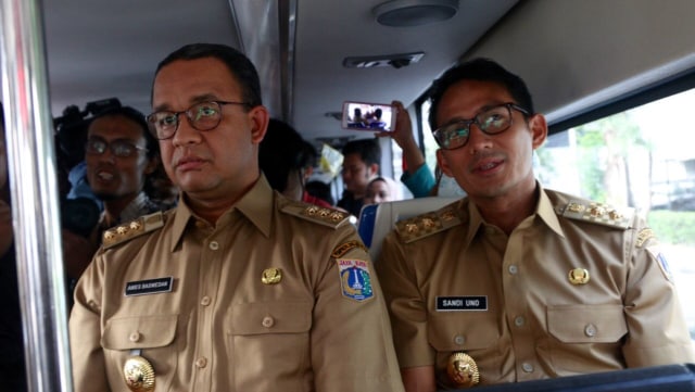 Anies-Sandi menuju Halte Busway Dukuh Atas (Foto: Fanny Kusumawardhani/kumparan)