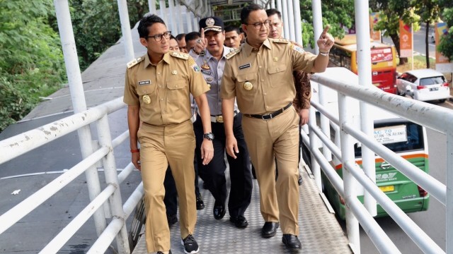 Anies-Sandi menuju Halte Busway Dukuh Atas (Foto: Fanny Kusumawardhani/kumparan)