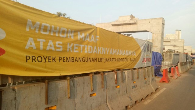 Crane LRT jatuh. (Foto: Adim Mughni/kumparan)