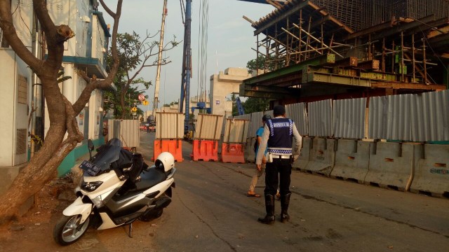 Crane LRT jatuh. (Foto: Adim Mughni/kumparan)