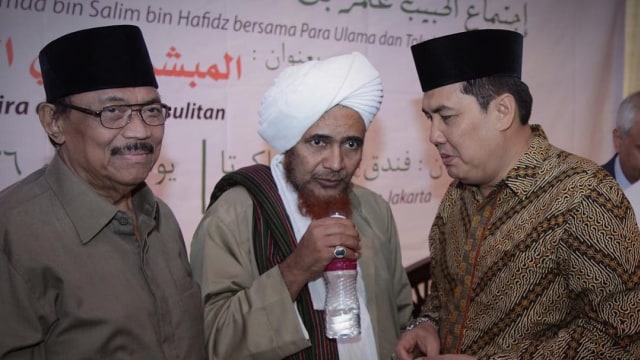 Habib Umar bin Salim bin Hafidz (tengah) (Foto: Instagram @ahmad_helmy_faishal_zaini)