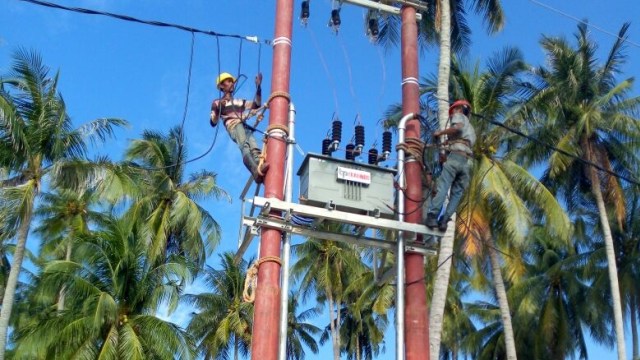 Pembangunan Listrik di Pulau Benan, Kep. Riau (Foto: PLN)