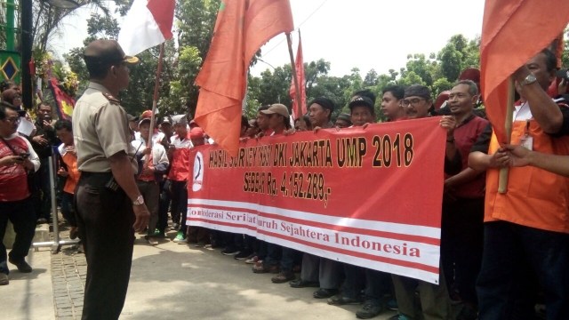 KSBSI aksi di Balai Kota minta UMP dinaikkan. (Foto: Diah Harni/kumparan)