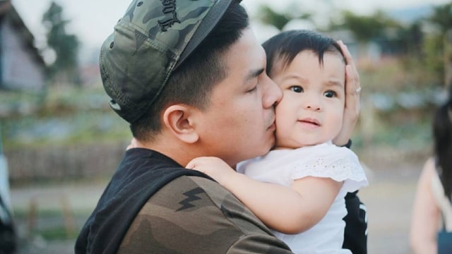 Jalinan ikatan ayah dan anak. (Foto: Instagram @glennalinskie)