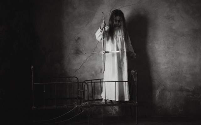Di Balik Busana Serba Putih dari Hantu (1)