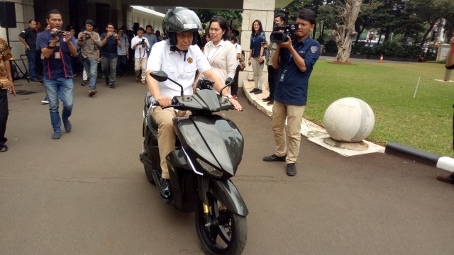 Ignasius Jonan mencoba motor listrik Gesits. (Foto: Resya Firmansyah/kumparan)