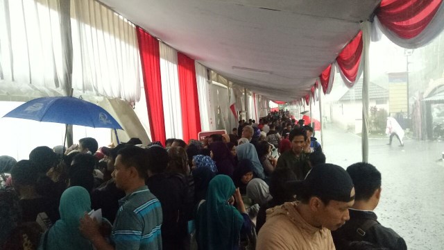 Antre pembuatan e-KTP di TMII (Foto: Aria Pradana/kumparan)
