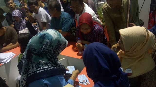 Warga mengantre e-KTP di TMII (Foto: Aria Pradana/kumparan)