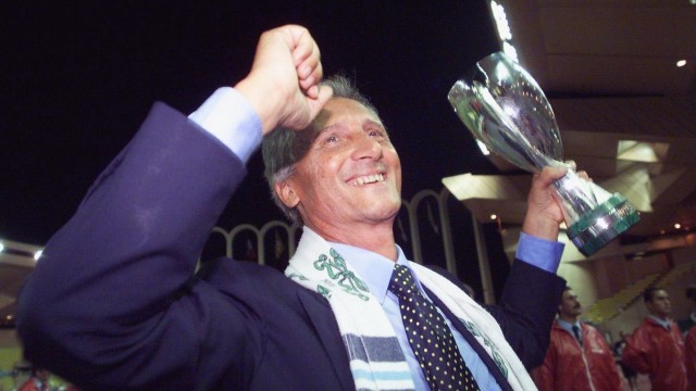 Sergio Cragnotti bersama trofi Piala Super Eropa. (Foto: AFP/Vanina Lucchesi)