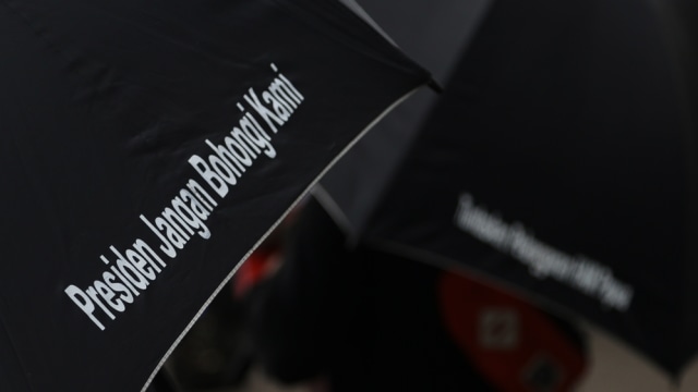 Aksi Kamisan menuntut penyelesaian kasus HAM. Foto: Fanny Kusumawardhani/kumparan