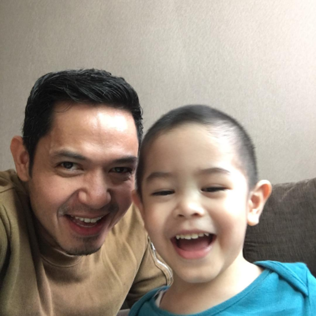 Dude Harlino dan anaknya. (Foto: Instagram/dude2harlino)