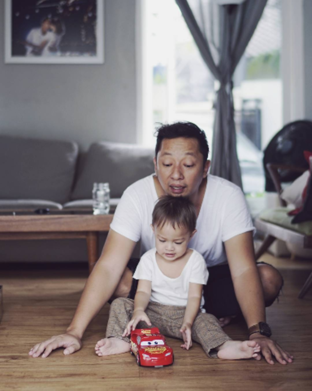 Ringgo Agus Rahman dan anaknya. (Foto: Instagram/ringgoagus)