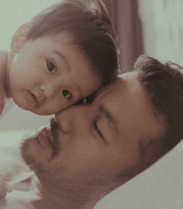 Rio Dewanto dan anaknya. (Foto: Instagram/riodewanto)