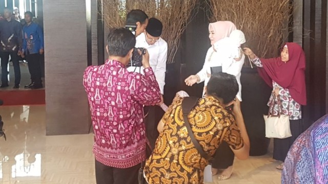 Jokowi dan keluarga Gubernur NTB. (Foto: Yudhistira Amran/kumparan)