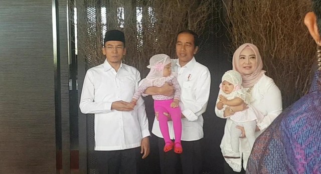 Jokowi dan keluarga Gubernur NTB. (Foto: Yudhistira Amran/kumparan)