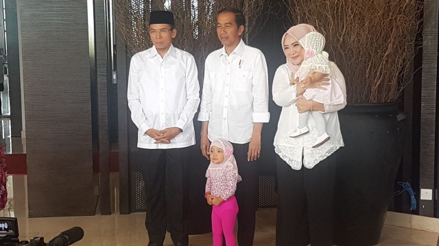 Jokowi dan keluarga Gubernur NTB. (Foto: Yudhistira Amran/kumparan)
