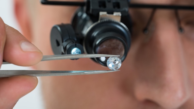 Ilustrasi melihat kualitas Berlian (Foto: Thinkstock)