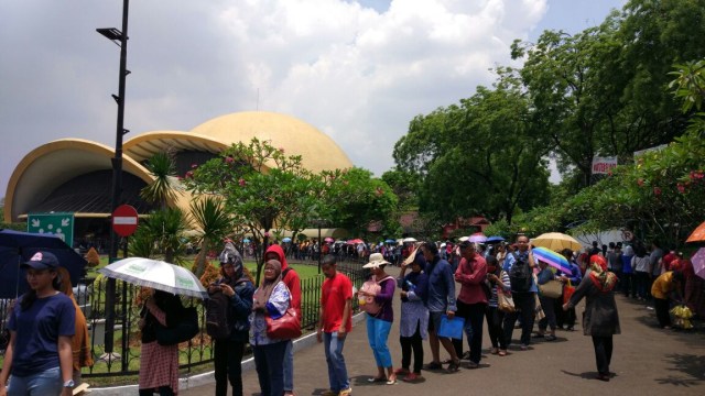 Antrean e KTP di TMII (Foto: Joseph Pradipta/kumparan)