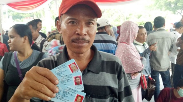 Siswantoro mendapatkan e-KTP (Foto: Adhim Mugni/kumparan)