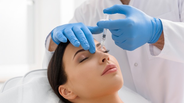 Ilustrasi penyuntikkan silikon cair pada hidung (Foto: Thinkstock)