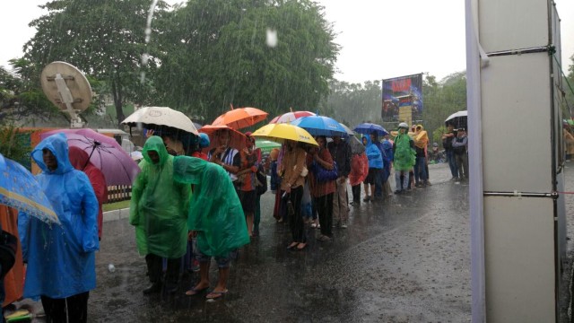 Hujan mengguyur saat antre e-KTP. (Foto: Joseph Pradipta/kumparan)