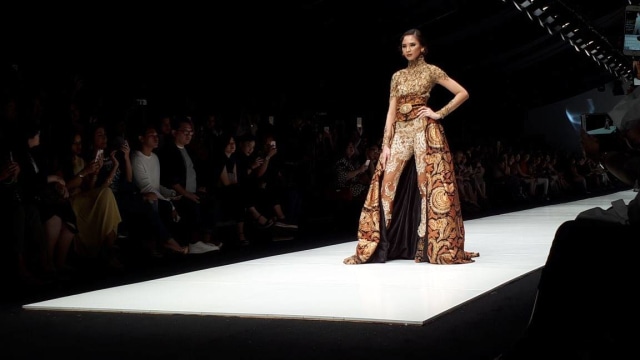 Parade Busana Desainer Indonesia di Pembukaan JFW (Foto: Andari Novianti/kumparan)