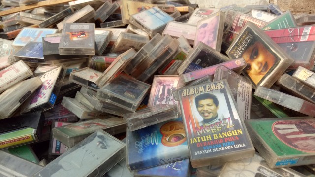 Aktivitas jual-beli album kaset pita di Jatinegara (Foto: Resya Firmansyah/kumparan)