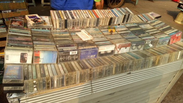 Aktivitas jual-beli album kaset pita di Jatinegara (Foto: Resya Firmansyah/kumparan)