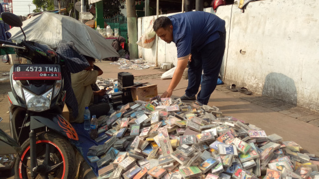 Aktivitas jual-beli album kaset pita di Jatinegara (Foto: Resya Firmansyah/kumparan)