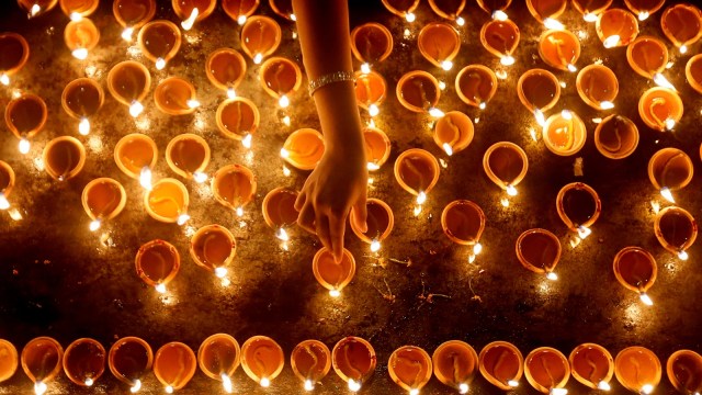 Ilustrasi Festival Deepavali (Foto: EUTERS/Dinuka Liyanawatte)