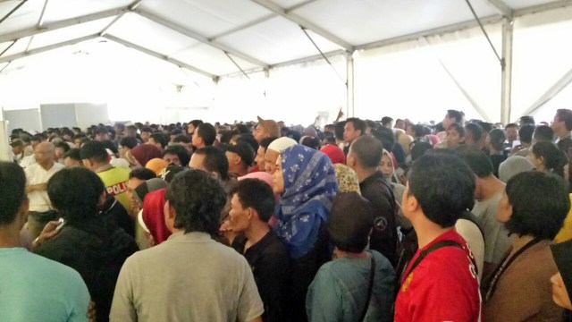 Antrean warga yang mengambil e-KTP di TMII (Foto: Nabilla Fatiara/kumparan)
