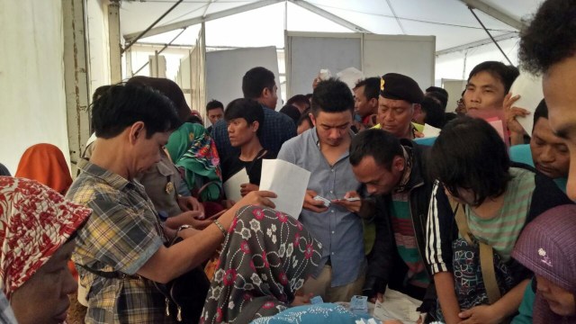 Kerumunan warga yang mengambil e-KTP di TMII (Foto: Nabilla Fatiara/kumparan)
