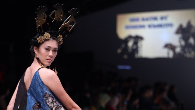 Rancangan GEE Batik di JFW 2018. (Foto: Fanny Kusumawardhani/kumparan)