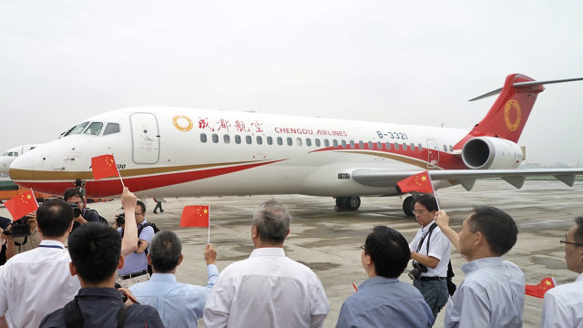 Pesawat  ARJ21-700 Chengdu Airlines (Foto: STR / AFP)