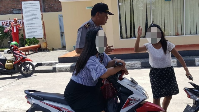 Dua ABG menolak kenakan helm (Foto: Instagram/polsekdemakkota)