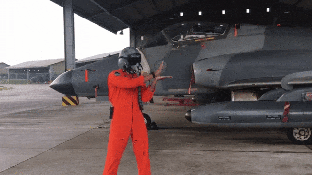 Baby Shark Pilot Pesawat Tempur (Foto: Twitter/@kamto_adi)